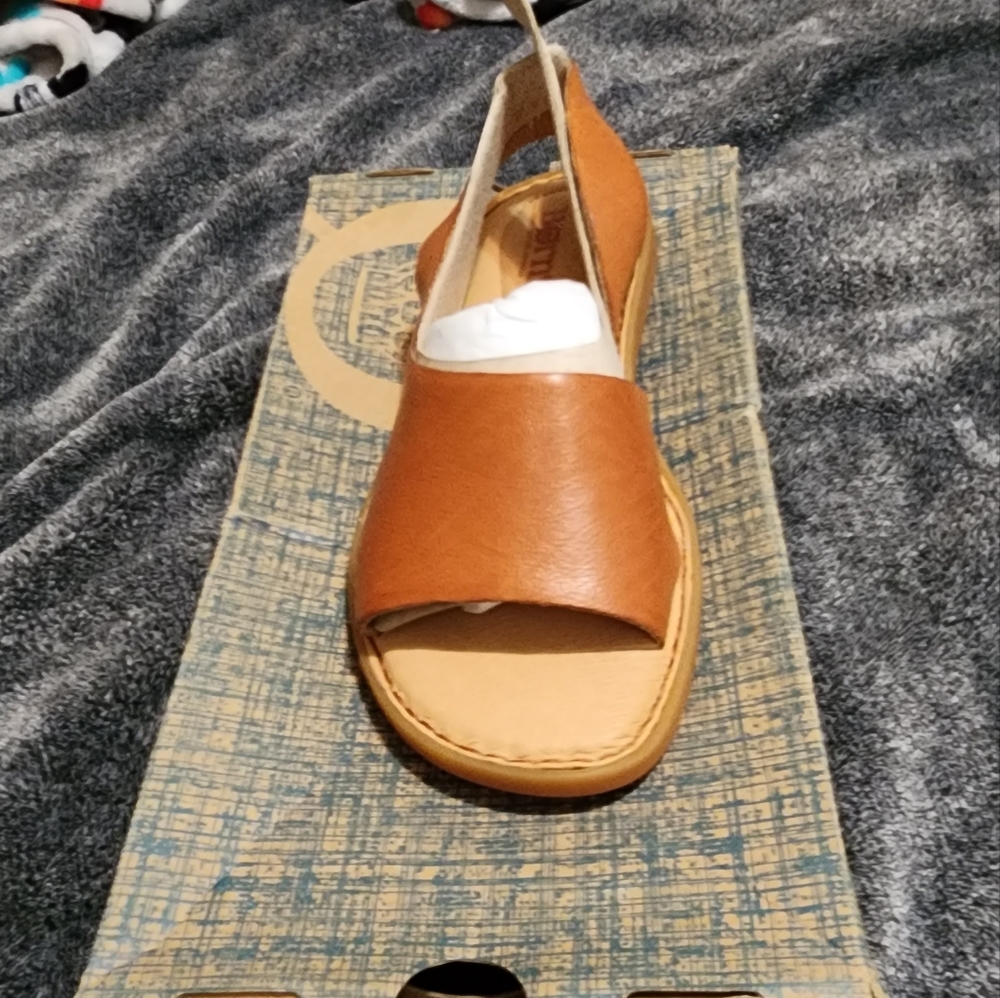 Born Tan sandals size 6